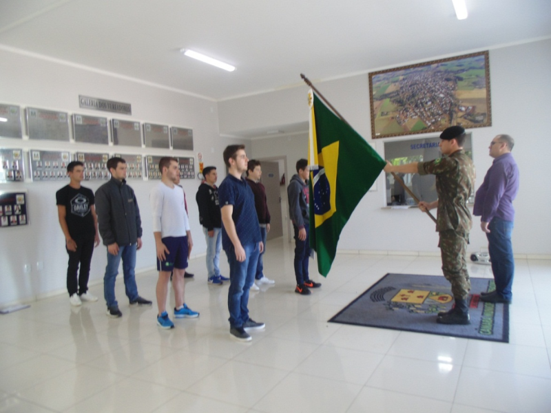 JOVENS SÃO SELECIONADOS PARA O SERVIÇO MILITAR.
